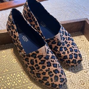 Toms 🐆🐆 leopard print with blue accent